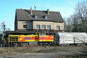 EH 549 vor dem maroden Bahnhofsgebäude Lintorf