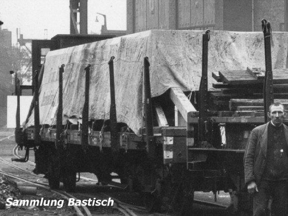 4-achs Flachwagen mit Bremserhaus 3-Schienen-Gleis